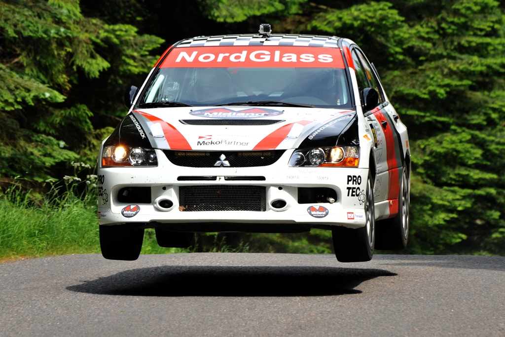Tim Svanholt og Carina Møller lander ved Suzuki Sydhavsrally som førende i den hurtige firhjulstrækkerklasse.
(Foto: Suzuki Sydhavsrally)